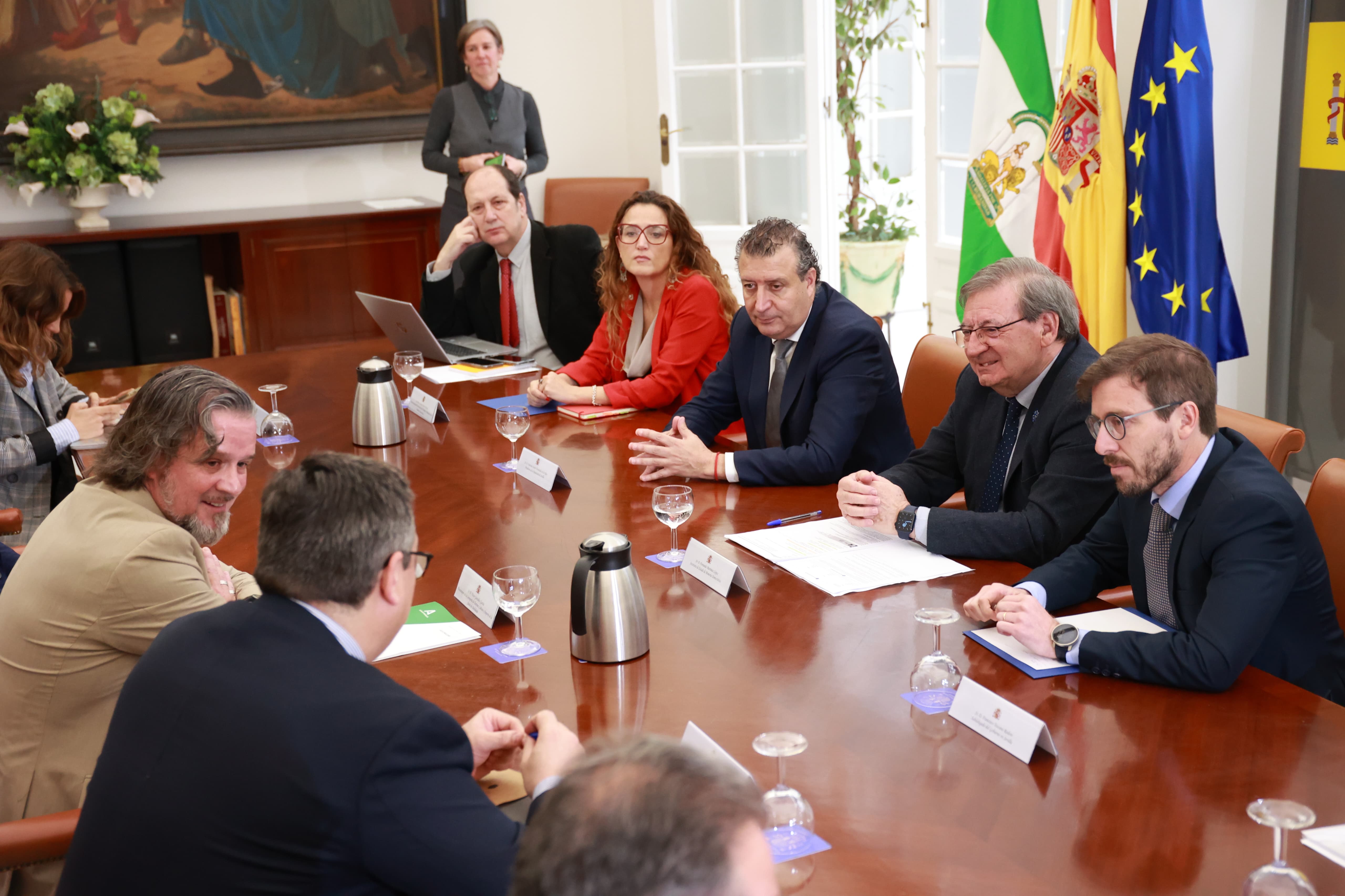 Acuerdo entre administraciones para firmar el protocolo previo para los trabajos de exhumación en la Fosa Monumento de Sevilla 